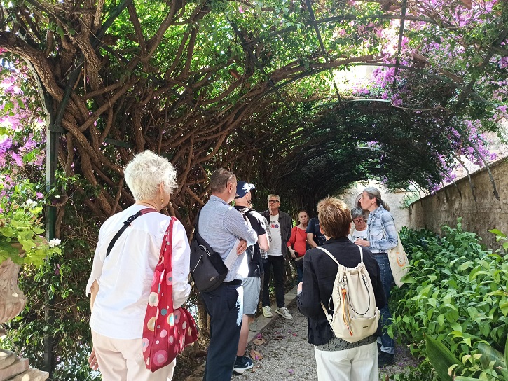 Grup de persones visitant els Jardins de Monfort de València - imatge 0